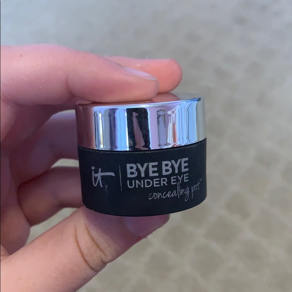 IT cosmetics “Bye bye undereye concealing pot”